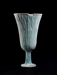 Calice in faience a forma di fiore di loto
